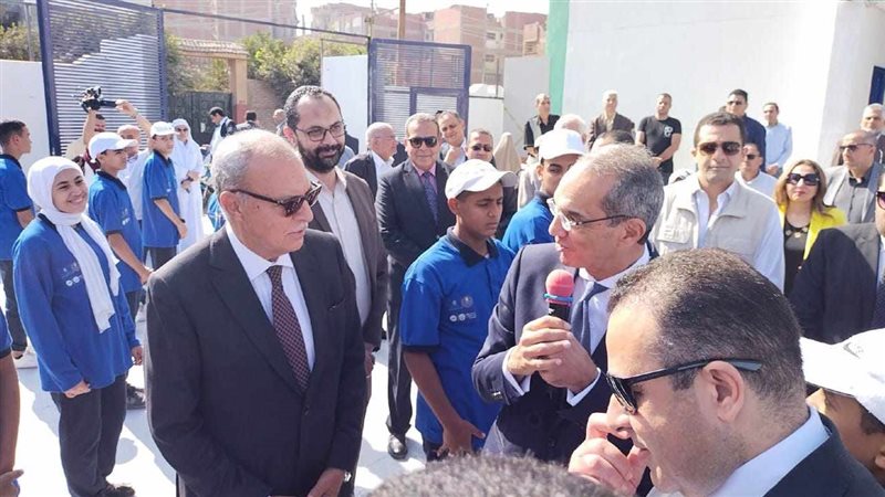 وزير الاتصالات خلال
