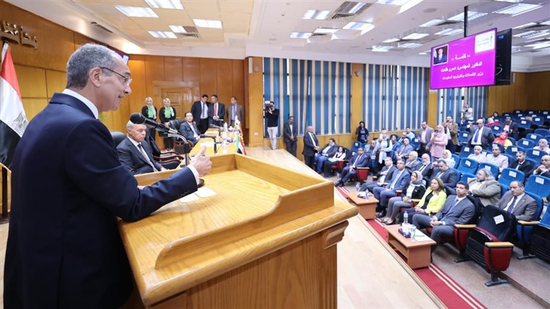 وزير الاتصالات خلال