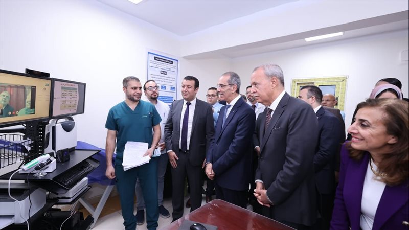 وزير الاتصالات خلال