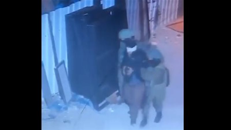 لحظة اعتقال أحد الفلسطينيين،