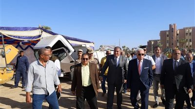 محافظ جنوب سيناء يشهد اصطفاف سيارات ومعدات الطوارئ لمواجهة السيول والأزمات
