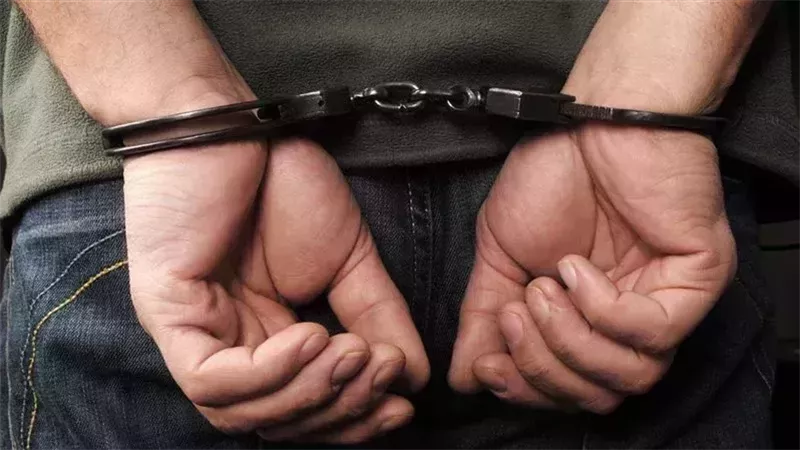 حبس صيدلي تهرب من