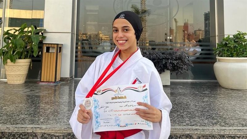 الطالبة سارة حسين،