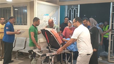 نقل 12 مصابا فلسطينيا للمستشفيات المصرية بعد عبورهم معبر رفح البري 