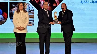 محافظ أسوان يتسلم جائزة المركز الأول لمشروع مسرعات رائدات الأعمال بالمؤتمر الوطني (صور)