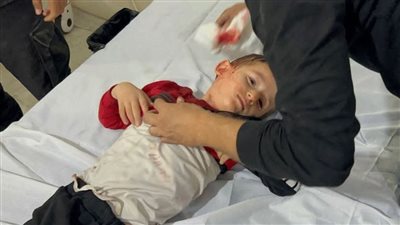 استشهد أهله، نازحون يعثرون على طفل رضيع ملقى بطريق صلاح الدين في غزة (فيديو)