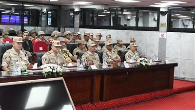 وزير الدفاع يشهد المرحلة الرئيسية لمشروع مراكز القيادة الاستراتيجي التعبوي (صور)