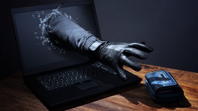 خبير تكنولوجيا يحذر: هذه التطبيقات تسرق معلوماتك (فيديو) 