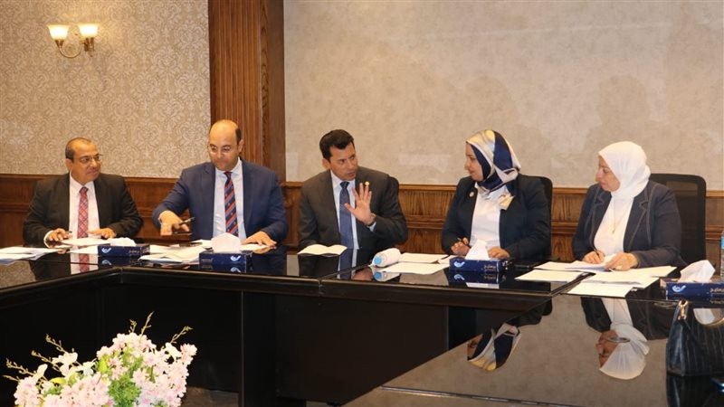 وزير الرياضة يتابع