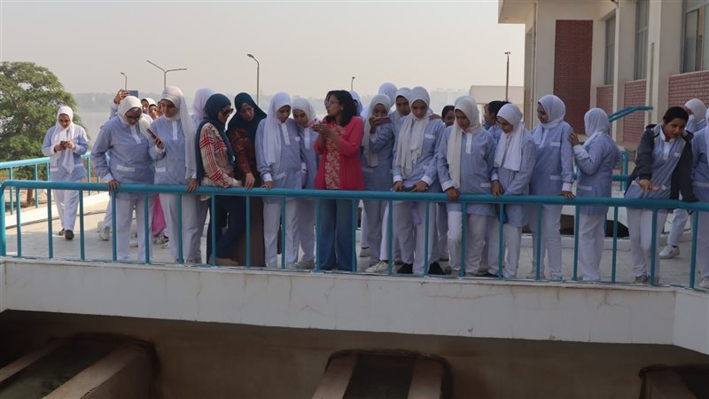 زيارة الطالبات لمحطات
