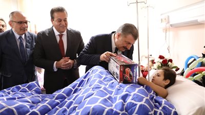 وزير الصحة ونظيره التركي يتفقدان الجرحى والأطفال الفلسطينيين بالمستشفيات المصرية (صور)