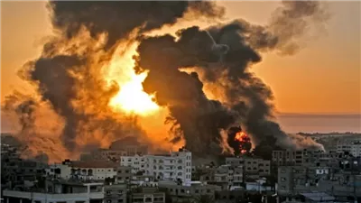 لحظة سقوط صاروخ إسرائيلي على منزل في جنوب غزة (فيديو)