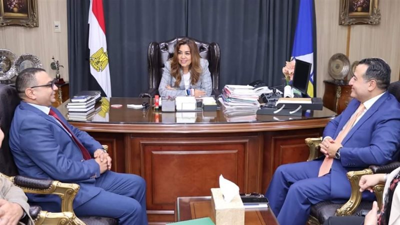 محافظ دمياط مع ممثلى