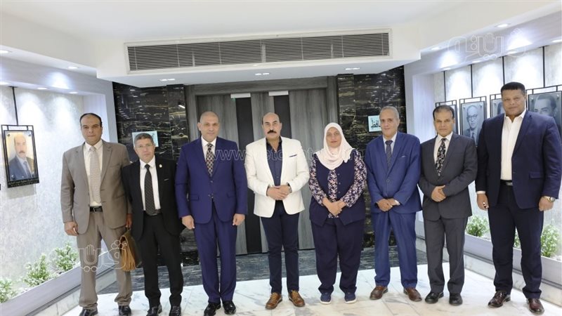 محافظ أسوان يوقع