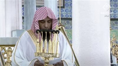 إمام المسجد النبوي ينهار من البكاء ويوجه رسالة عن أحداث غزة (فيديو) 