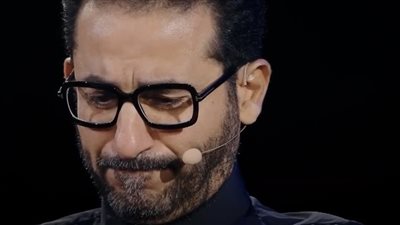 شاهد، لحظة بكاء أحمد حلمي بسبب أحداث غزة (فيديو)