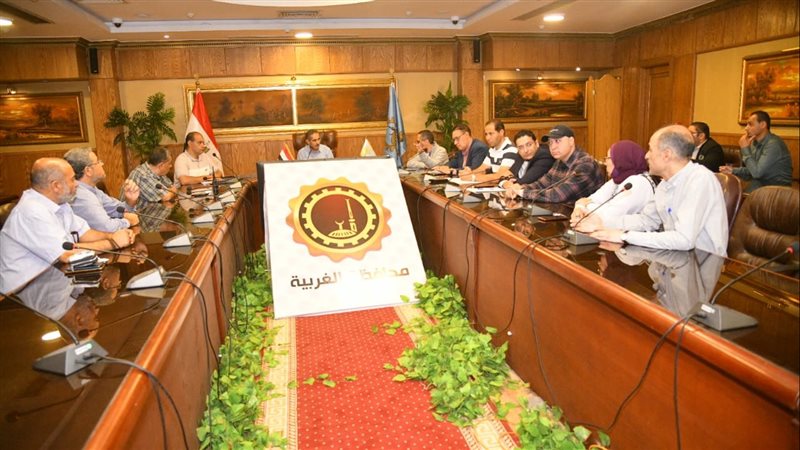 محافظ الغربية يعقد