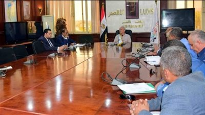 محافظ الأقصر يوجه بتكثيف الحملات التفتيشية لمنع الممارسات الاحتكارية وضبط الأسواق