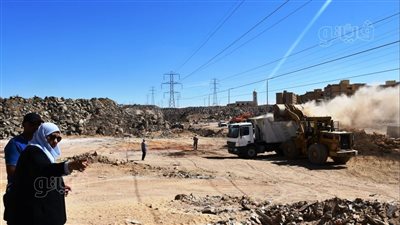 جولة ميدانية لنائبة محافظ أسوان بحي اللوتس للإسراع بإنهاء المشروعات الخدمية (صور)