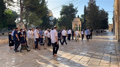 عشرات المستوطنين يقتحمون المسجد الأقصى بحماية الشرطة