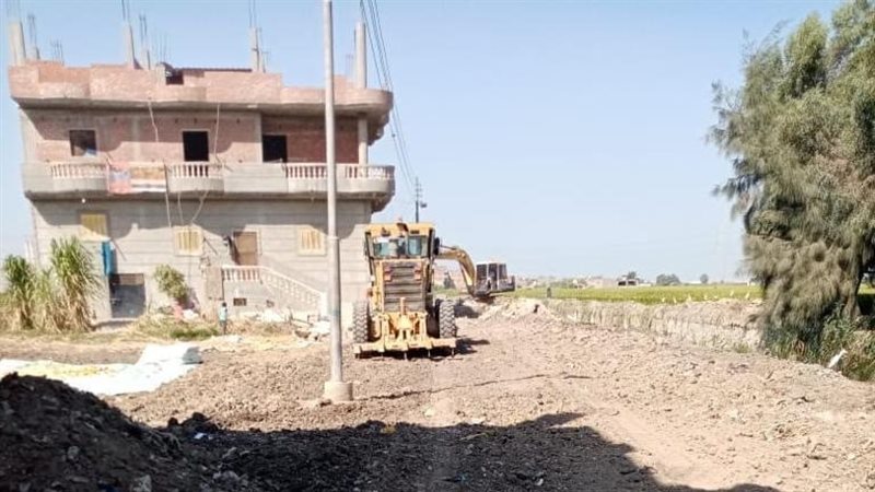أعمال رصف طرق بمحافظة