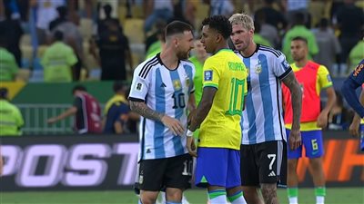 انطلاق مباراة البرازيل والأرجنتين بعد تأجيلها نصف ساعة بسبب اشتباكات الجماهير