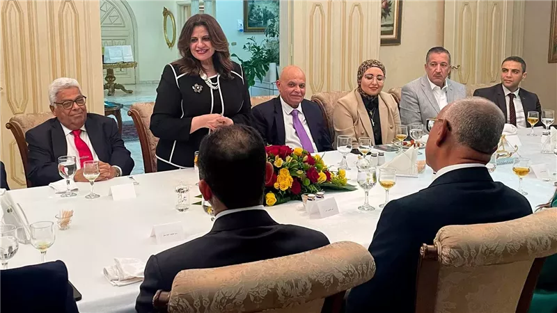 وزيرة الهجرة تلتقي