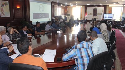 محافظ الأقصر يعقد اجتماعا لمناقشة مشروع القطار الكهربائي السريع 