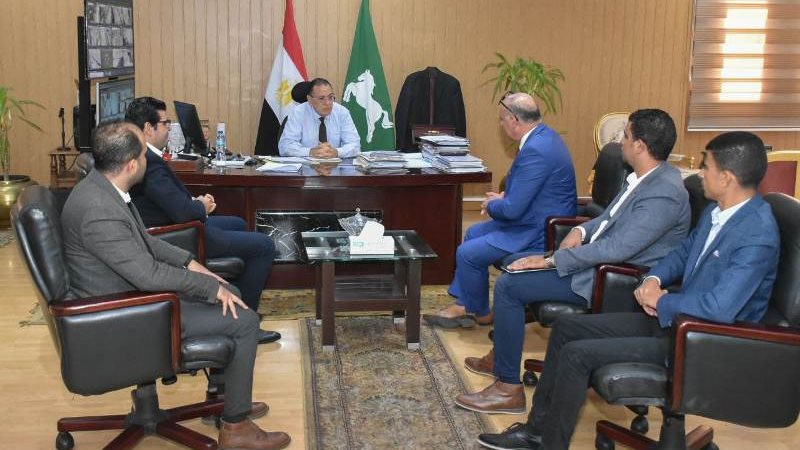 المحافظ يلتقي نائب