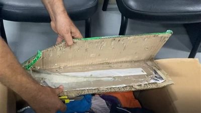 جمارك الطرود البريدية بقرية البضائع بمطار القاهرة تحبط محاولة تهريب أقراص مخدرة
