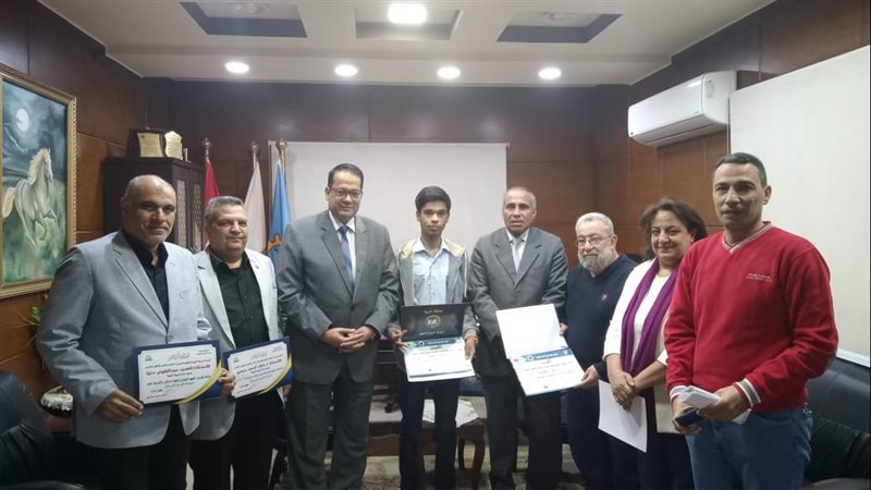 تكرم الفائزين بالمركز