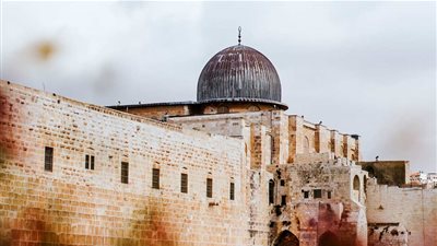ما حكم الشرع حول قراءة القرآن في المساجد بفلسطين قبل الأذان؟.. الإفتاء توضح 