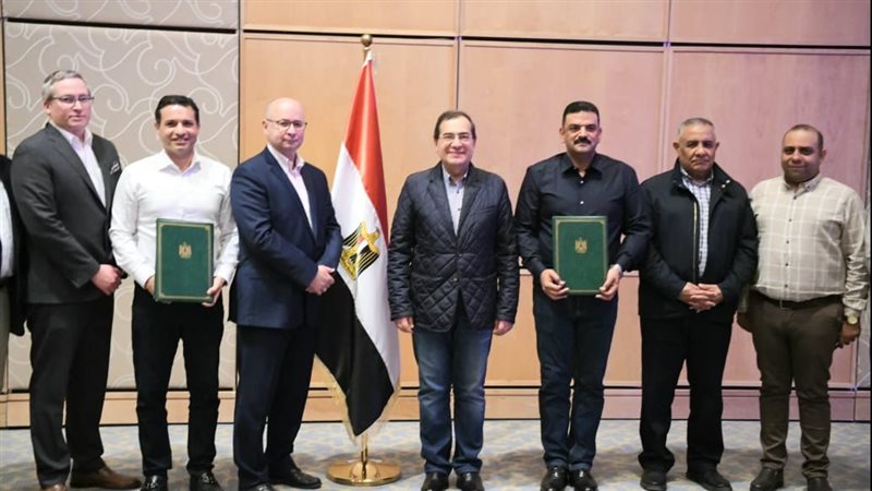 الملا أثناء التوقيع،فيتو