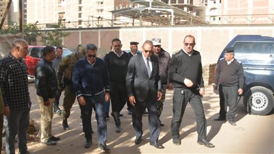 محافظ القليوبية يشهد إزالة طابقين مخالفين ببنها 
