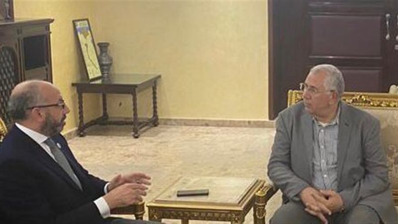حسام المندوه مع وزير