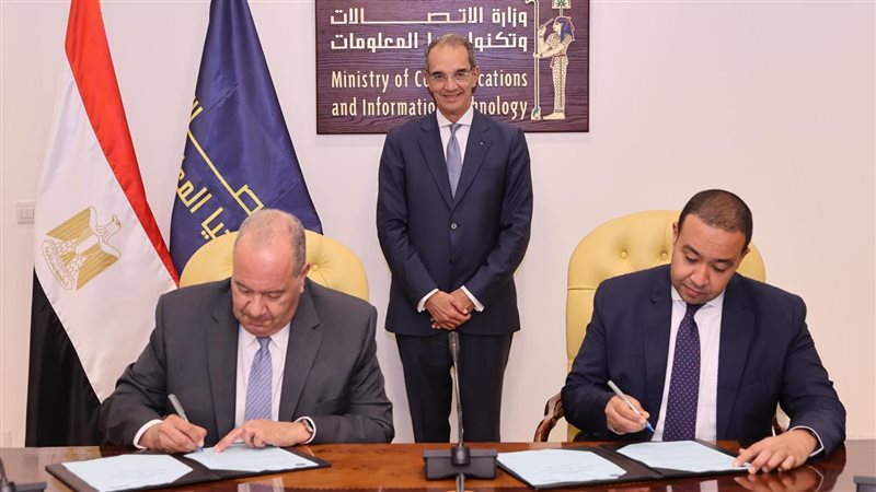 وزير الاتصالات يشهدتوقيع