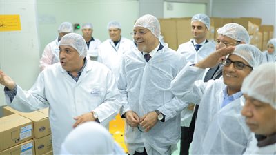 رئيس عمال مصر يلتقي بالعاملين ويتفقد عددا من مصانع العاشر من رمضان (صور)