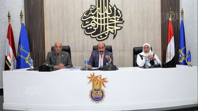 اجتماع محافظ اسوان