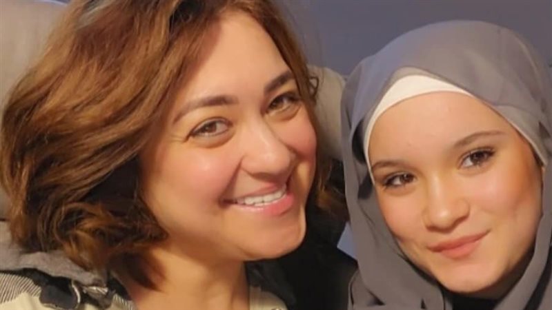 مروة عبد المنعم وابنتها،