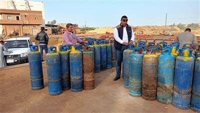 ضبط عدة مخالفات خاصة بتجميع أسطوانات غاز وسجائر مجهولة المصدر بالبحيرة (صور)
