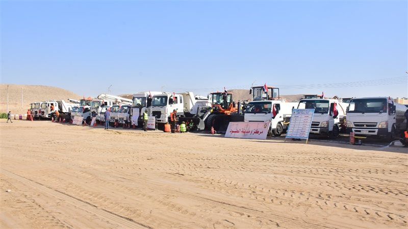 جانب من المعدات والسيارات،