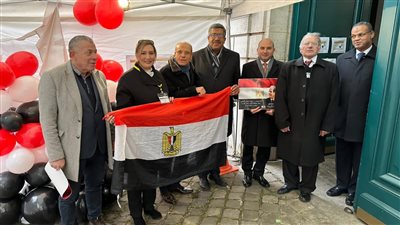 بالأعلام، المصريون يتوافدون على مقار انتخابات الرئاسة في الإمارات والكويت 