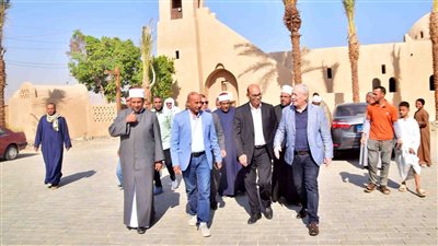 محافظ الأقصر يتفقد أعمال سير كورنيش النيل بمدينة القرنة