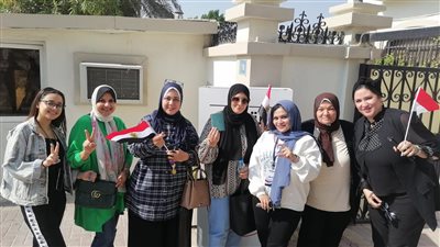 سيدات مصر فى الخارج يصوتن فى الانتخابات الرئاسية، كبار السن يدلين بأصواتهن على كراسٍ متحركة.. والأمهات يصطحبن أولادهن للجان الاقتراع
