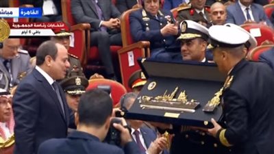 قائد القوات البحرية يهدي الرئيس السيسي درع الفرقاطة المصرية الجديدة