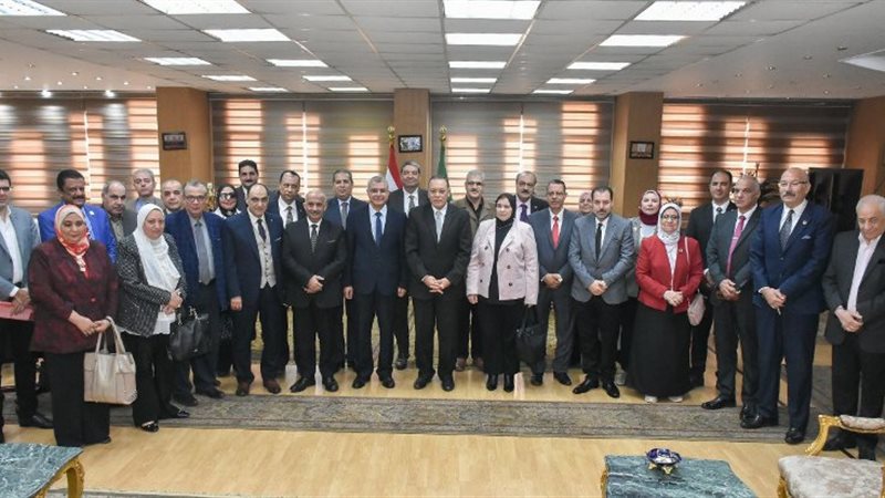 المحافظ يلتقي رئيس