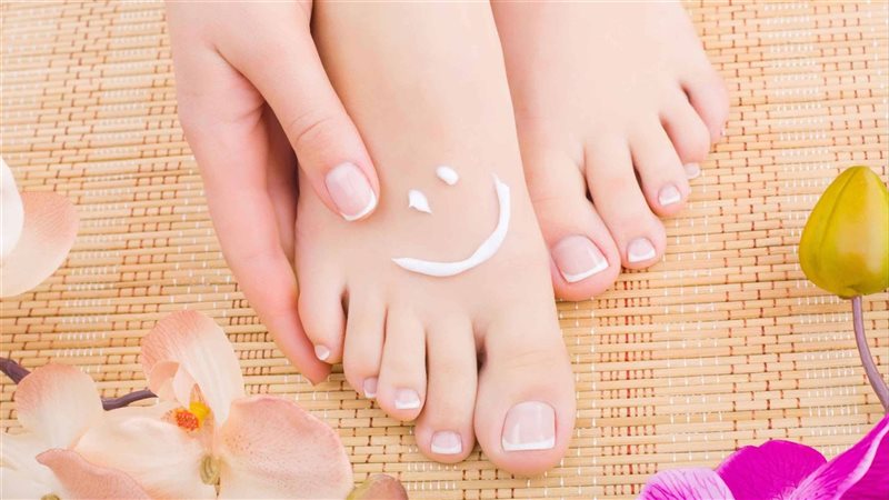 علاج تشققات القدمين،