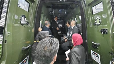 إشادة مساعد وزير الداخلية للمركبات بعربات فض الشغب المصفحة 