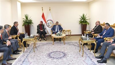 وزير الدولة للإنتاج الحربي يبحث مع ممثلي 