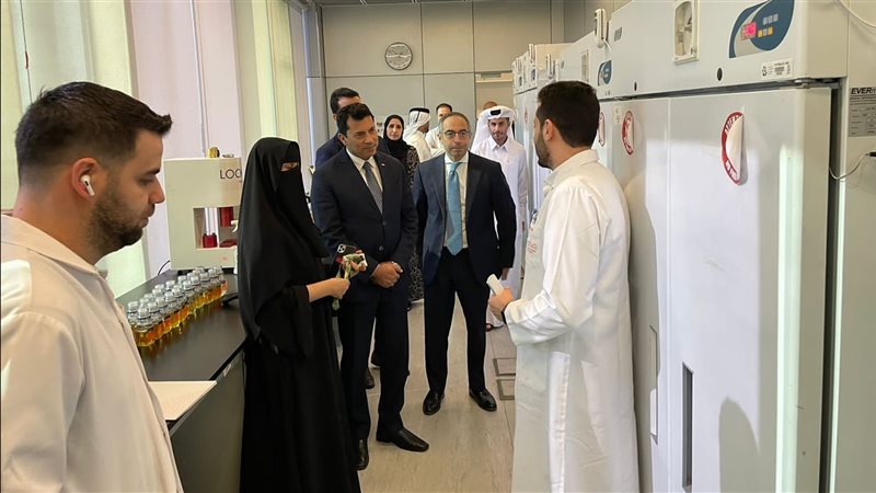 أشرف صبحي يتفقد معمل